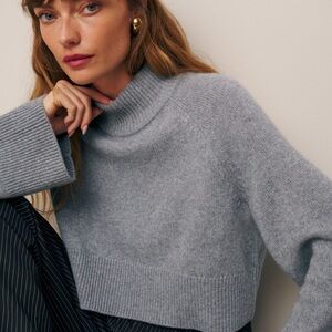 Reformation Garrett Turtleneck Cropped Cashmere Sweater in Husky Grey - Size M